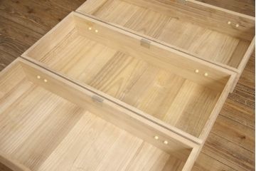中古　伝統工芸品　頓所芳男作　気品を感じさせる美しい佇まいが魅力的な加茂桐箪笥・下段(胴厚、総桐たんす、総桐箪笥、収納箪笥、衣装箪笥、和タンス、引き出し、チェスト、サイドチェスト)(R-081610)