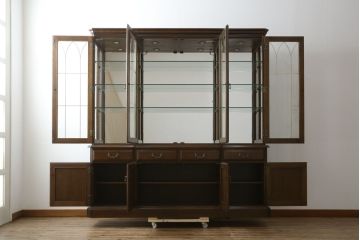 中古　美品　カリモク家具(karimoku)　希少な廃番サイズ　domani(ドマーニ)　QUEENS　LIFE(クイーンズライフ)　エレガントなフルサイズのキャビネット(飾り棚、収納棚、戸棚、カップボード、キャビネット、キュリオケース、食器棚)(R-081614)