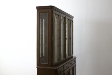 中古　美品　カリモク家具(karimoku)　希少な廃番サイズ　domani(ドマーニ)　QUEENS　LIFE(クイーンズライフ)　エレガントなフルサイズのキャビネット(飾り棚、収納棚、戸棚、カップボード、キャビネット、キュリオケース、食器棚)(R-081614)