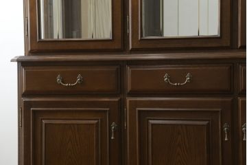 中古　美品　カリモク家具(karimoku)　希少な廃番サイズ　domani(ドマーニ)　QUEENS　LIFE(クイーンズライフ)　エレガントなフルサイズのキャビネット(飾り棚、収納棚、戸棚、カップボード、キャビネット、キュリオケース、食器棚)(R-081614)