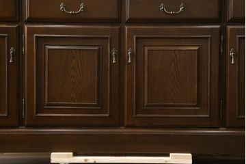 中古　美品　カリモク家具(karimoku)　希少な廃番サイズ　domani(ドマーニ)　QUEENS　LIFE(クイーンズライフ)　エレガントなフルサイズのキャビネット(飾り棚、収納棚、戸棚、カップボード、キャビネット、キュリオケース、食器棚)(R-081614)