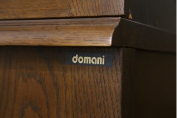 中古　美品　カリモク家具(karimoku)　希少な廃番サイズ　domani(ドマーニ)　QUEENS　LIFE(クイーンズライフ)　エレガントなフルサイズのキャビネット(飾り棚、収納棚、戸棚、カップボード、キャビネット、キュリオケース、食器棚)(R-081614)