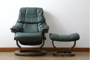 中古　EKORNES(エコーネス)　本革(レザー)　オットマン付き　ロングセラー!!一番人気のストレスレス レノ クラシック(S)(アームチェア、リクライニングチェア、椅子、一人掛けソファ、1Pソファ)(定価約45万円)(R-081615)