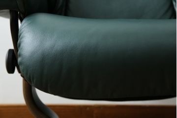 中古　EKORNES(エコーネス)　本革(レザー)　オットマン付き　ロングセラー!!一番人気のストレスレス レノ クラシック(S)(アームチェア、リクライニングチェア、椅子、一人掛けソファ、1Pソファ)(定価約45万円)(R-081615)