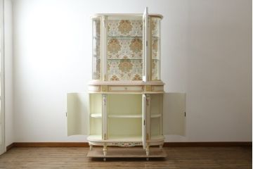 中古　美品　イタリア高級家具　ロココ調　Fratelli Origgi(フラテッリ・オリッジ)　圧迫感を抑えたRガラスの優しいデザインが魅力的なキャビネット(旧Mario Colciago&Figli(マリオ・コルチャゴ)、キュリオケース、ガラスケース、ショーケース、飾り棚、Rガラス、曲げガラス)(定価約200万円)(R-081616)
