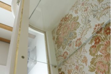 中古　美品　イタリア高級家具　ロココ調　Fratelli Origgi(フラテッリ・オリッジ)　圧迫感を抑えたRガラスの優しいデザインが魅力的なキャビネット(旧Mario Colciago&Figli(マリオ・コルチャゴ)、キュリオケース、ガラスケース、ショーケース、飾り棚、Rガラス、曲げガラス)(定価約200万円)(R-081616)