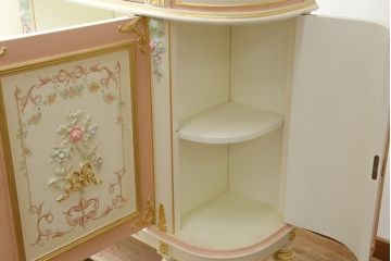 中古　美品　イタリア高級家具　ロココ調　Fratelli Origgi(フラテッリ・オリッジ)　圧迫感を抑えたRガラスの優しいデザインが魅力的なキャビネット(旧Mario Colciago&Figli(マリオ・コルチャゴ)、キュリオケース、ガラスケース、ショーケース、飾り棚、Rガラス、曲げガラス)(定価約200万円)(R-081616)