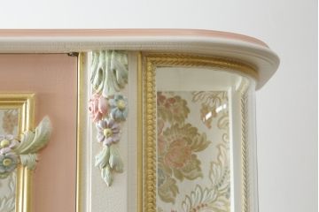 中古　美品　イタリア高級家具　ロココ調　Fratelli Origgi(フラテッリ・オリッジ)　圧迫感を抑えたRガラスの優しいデザインが魅力的なキャビネット(旧Mario Colciago&Figli(マリオ・コルチャゴ)、キュリオケース、ガラスケース、ショーケース、飾り棚、Rガラス、曲げガラス)(定価約200万円)(R-081616)
