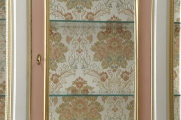 中古　美品　イタリア高級家具　ロココ調　Fratelli Origgi(フラテッリ・オリッジ)　圧迫感を抑えたRガラスの優しいデザインが魅力的なキャビネット(旧Mario Colciago&Figli(マリオ・コルチャゴ)、キュリオケース、ガラスケース、ショーケース、飾り棚、Rガラス、曲げガラス)(定価約200万円)(R-081616)