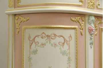 中古　美品　イタリア高級家具　ロココ調　Fratelli Origgi(フラテッリ・オリッジ)　圧迫感を抑えたRガラスの優しいデザインが魅力的なキャビネット(旧Mario Colciago&Figli(マリオ・コルチャゴ)、キュリオケース、ガラスケース、ショーケース、飾り棚、Rガラス、曲げガラス)(定価約200万円)(R-081616)