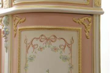 中古　美品　イタリア高級家具　ロココ調　Fratelli Origgi(フラテッリ・オリッジ)　圧迫感を抑えたRガラスの優しいデザインが魅力的なキャビネット(旧Mario Colciago&Figli(マリオ・コルチャゴ)、キュリオケース、ガラスケース、ショーケース、飾り棚、Rガラス、曲げガラス)(定価約200万円)(R-081616)