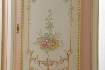 中古　美品　イタリア高級家具　ロココ調　Fratelli Origgi(フラテッリ・オリッジ)　圧迫感を抑えたRガラスの優しいデザインが魅力的なキャビネット(旧Mario Colciago&Figli(マリオ・コルチャゴ)、キュリオケース、ガラスケース、ショーケース、飾り棚、Rガラス、曲げガラス)(定価約200万円)(R-081616)