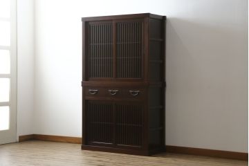 中古　高級品!!　三越百貨店　三方栗材　上質な和の空間を演出する格子引き戸の二段重ね水屋箪笥(食器棚、茶箪笥、キャビネット、収納棚、戸棚、重ねタンス、店舗什器)(R-081617)