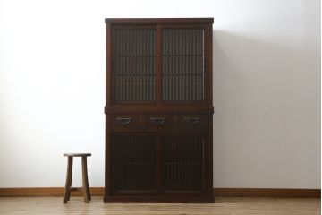 中古　高級品!!　三越百貨店　三方栗材　上質な和の空間を演出する格子引き戸の二段重ね水屋箪笥(食器棚、茶箪笥、キャビネット、収納棚、戸棚、重ねタンス、店舗什器)(R-081617)