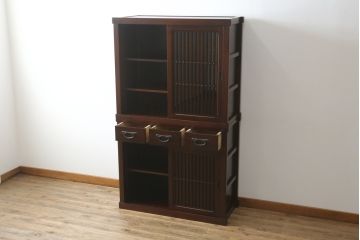 中古　高級品!!　三越百貨店　三方栗材　上質な和の空間を演出する格子引き戸の二段重ね水屋箪笥(食器棚、茶箪笥、キャビネット、収納棚、戸棚、重ねタンス、店舗什器)(R-081617)
