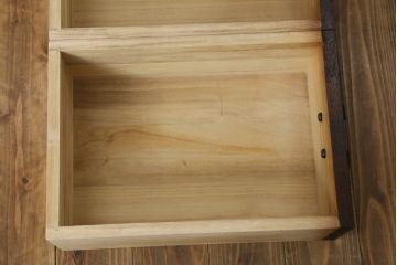 中古　高級品!!　三越百貨店　三方栗材　上質な和の空間を演出する格子引き戸の二段重ね水屋箪笥(食器棚、茶箪笥、キャビネット、収納棚、戸棚、重ねタンス、店舗什器)(R-081617)