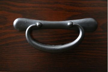 中古　高級品!!　三越百貨店　三方栗材　上質な和の空間を演出する格子引き戸の二段重ね水屋箪笥(食器棚、茶箪笥、キャビネット、収納棚、戸棚、重ねタンス、店舗什器)(R-081617)