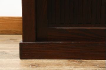 中古　高級品!!　三越百貨店　三方栗材　上質な和の空間を演出する格子引き戸の二段重ね水屋箪笥(食器棚、茶箪笥、キャビネット、収納棚、戸棚、重ねタンス、店舗什器)(R-081617)