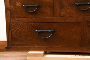 和製アンティーク　前面欅(ケヤキ)材　どこか懐かしさを感じる味の良い関東水屋箪笥(サイドキャビネット、茶箪笥、食器棚、収納棚、戸棚)(R-081618)