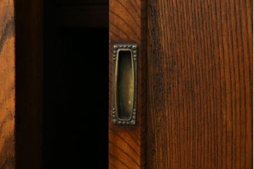和製アンティーク　前面欅(ケヤキ)材　どこか懐かしさを感じる味の良い関東水屋箪笥(サイドキャビネット、茶箪笥、食器棚、収納棚、戸棚)(R-081618)