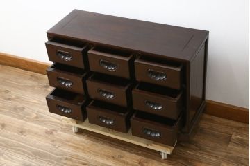 中古　美品　広島県　博永家具　楡(ニレ)材　漆塗り　引き出し9杯　特徴的な引手が魅力的なローチェスト(小引き出し、小物収納、収納箪笥、薬箪笥、整理タンス、ドロワー)(R-081619)