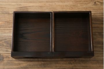 中古　美品　広島県　博永家具　楡(ニレ)材　漆塗り　引き出し9杯　特徴的な引手が魅力的なローチェスト(小引き出し、小物収納、収納箪笥、薬箪笥、整理タンス、ドロワー)(R-081619)