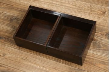 中古　美品　広島県　博永家具　楡(ニレ)材　漆塗り　引き出し9杯　特徴的な引手が魅力的なローチェスト(小引き出し、小物収納、収納箪笥、薬箪笥、整理タンス、ドロワー)(R-081619)