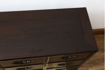 中古　美品　広島県　博永家具　楡(ニレ)材　漆塗り　引き出し9杯　特徴的な引手が魅力的なローチェスト(小引き出し、小物収納、収納箪笥、薬箪笥、整理タンス、ドロワー)(R-081619)