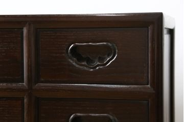 中古　美品　広島県　博永家具　楡(ニレ)材　漆塗り　引き出し9杯　特徴的な引手が魅力的なローチェスト(小引き出し、小物収納、収納箪笥、薬箪笥、整理タンス、ドロワー)(R-081619)