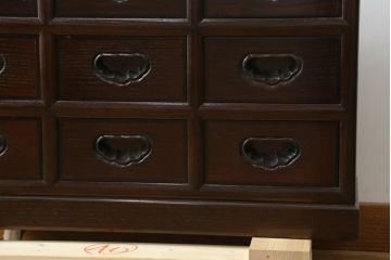中古　美品　広島県　博永家具　楡(ニレ)材　漆塗り　引き出し9杯　特徴的な引手が魅力的なローチェスト(小引き出し、小物収納、収納箪笥、薬箪笥、整理タンス、ドロワー)(R-081619)