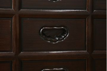 中古　美品　広島県　博永家具　楡(ニレ)材　漆塗り　引き出し9杯　特徴的な引手が魅力的なローチェスト(小引き出し、小物収納、収納箪笥、薬箪笥、整理タンス、ドロワー)(R-081619)