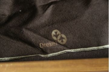 中古　美品　DREXEL HERITAGE(ドレクセルヘリテイジ)　Cameo Classics(キャメオクラシックス)　マホガニー材　高級感溢れる佇まいが魅力的な照明付きキャビネット(収納棚、戸棚、食器棚、カップボード、飾り棚、コレクションケース、ディスプレイケース)(定価約228万円)(R-081620)
