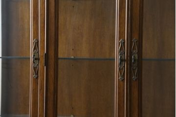 中古　美品　DREXEL HERITAGE(ドレクセルヘリテイジ)　Cameo Classics(キャメオクラシックス)　マホガニー材　高級感溢れる佇まいが魅力的な照明付きキャビネット(収納棚、戸棚、食器棚、カップボード、飾り棚、コレクションケース、ディスプレイケース)(定価約228万円)(R-081620)