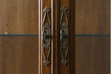 中古　美品　DREXEL HERITAGE(ドレクセルヘリテイジ)　Cameo Classics(キャメオクラシックス)　マホガニー材　高級感溢れる佇まいが魅力的な照明付きキャビネット(収納棚、戸棚、食器棚、カップボード、飾り棚、コレクションケース、ディスプレイケース)(定価約228万円)(R-081620)