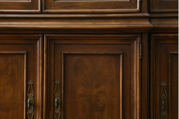 中古　美品　DREXEL HERITAGE(ドレクセルヘリテイジ)　Cameo Classics(キャメオクラシックス)　マホガニー材　高級感溢れる佇まいが魅力的な照明付きキャビネット(収納棚、戸棚、食器棚、カップボード、飾り棚、コレクションケース、ディスプレイケース)(定価約228万円)(R-081620)