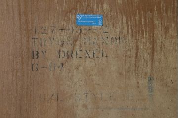中古　美品　DREXEL HERITAGE(ドレクセルヘリテイジ)　Cameo Classics(キャメオクラシックス)　マホガニー材　高級感溢れる佇まいが魅力的な照明付きキャビネット(収納棚、戸棚、食器棚、カップボード、飾り棚、コレクションケース、ディスプレイケース)(定価約228万円)(R-081620)