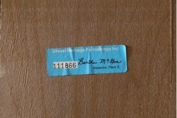 中古　美品　DREXEL HERITAGE(ドレクセルヘリテイジ)　Cameo Classics(キャメオクラシックス)　マホガニー材　高級感溢れる佇まいが魅力的な照明付きキャビネット(収納棚、戸棚、食器棚、カップボード、飾り棚、コレクションケース、ディスプレイケース)(定価約228万円)(R-081620)