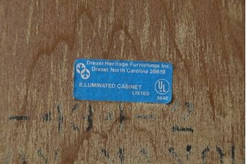 中古　美品　DREXEL HERITAGE(ドレクセルヘリテイジ)　Cameo Classics(キャメオクラシックス)　マホガニー材　高級感溢れる佇まいが魅力的な照明付きキャビネット(収納棚、戸棚、食器棚、カップボード、飾り棚、コレクションケース、ディスプレイケース)(定価約228万円)(R-081620)