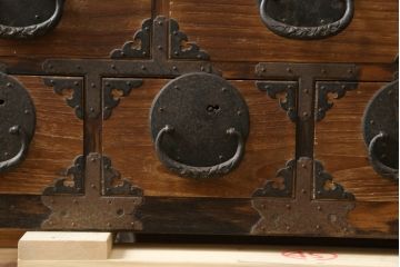 和製アンティーク　特注!!　激レアデザイン　黒柿縁　前面桐材　粋なデザインが魅力の仙台帳場箪笥(仙台箪笥、収納箪笥、整理たんす、和タンス、引き出し、時代箪笥)(R-081621)