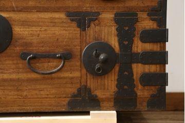 和製アンティーク　総桐(キリ)材　品のある丸金具が和モダンな雰囲気を醸し出す時代箪笥ローボード(和タンス、衣装箪笥、収納たんす、桐箪笥、桐たんす、引き出し、ローチェスト、テレビ台、テレビボード)(R-081624)