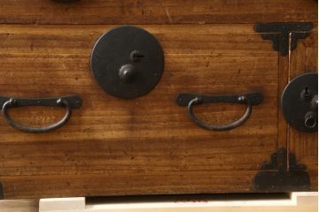 和製アンティーク　総桐(キリ)材　品のある丸金具が和モダンな雰囲気を醸し出す時代箪笥ローボード(和タンス、衣装箪笥、収納たんす、桐箪笥、桐たんす、引き出し、ローチェスト、テレビ台、テレビボード)(R-081624)