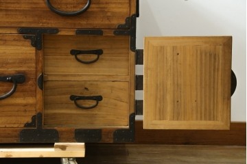 和製アンティーク　時代箪笥　総桐(キリ)材　丸金具の和箪笥ローチェスト　(R-081624)