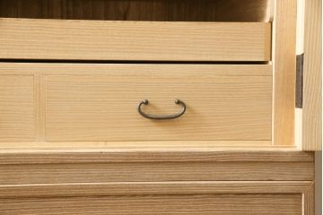 中古　伝統工芸士　小林雄蔵作　透かし金具がモダンな雰囲気を醸し出す総桐箪笥・上段(並厚、四方丸)(総桐たんす、着物箪笥、衣装箪笥、和タンス)(R-081633)
