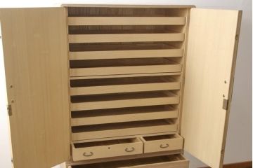 中古　伝統工芸士　小林雄蔵作　透かし金具がモダンな雰囲気を醸し出す総桐箪笥・上段(並厚、四方丸)(総桐たんす、着物箪笥、衣装箪笥、和タンス)(R-081633)