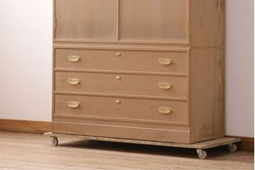 中古　国産　広島・府中家具　衣装盆付き　収納力抜群!上品な佇まいが魅力の総桐箪笥・下段(並厚、和タンス、衣装箪笥、ローチェスト、引き出し、収納箪笥、テレビ台、テレビボード)(R-081639)
