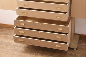 中古　国産　広島・府中家具　衣装盆付き　収納力抜群!上品な佇まいが魅力の総桐箪笥・下段(並厚、和タンス、衣装箪笥、ローチェスト、引き出し、収納箪笥、テレビ台、テレビボード)(R-081639)