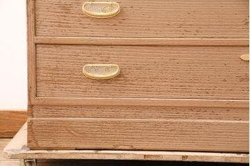 中古　国産　広島・府中家具　衣装盆付き　収納力抜群!上品な佇まいが魅力の総桐箪笥・下段(並厚、和タンス、衣装箪笥、ローチェスト、引き出し、収納箪笥、テレビ台、テレビボード)(R-081639)