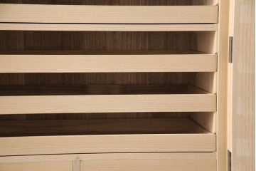 中古　国産　在銘　金具の繊細な絵柄が美しい衣装盆付き総桐箪笥・上段(並厚、衣装箪笥、着物箪笥、和タンス、サイドキャビネット)(R-081640)