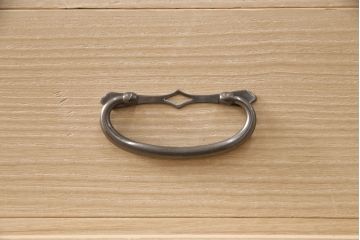 中古　国産　在銘　金具の繊細な絵柄が美しい衣装盆付き総桐箪笥・上段(並厚、衣装箪笥、着物箪笥、和タンス、サイドキャビネット)(R-081640)
