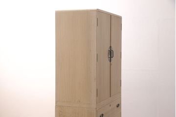 中古　国産　在銘　金具の繊細な絵柄が美しい衣装盆付き総桐箪笥・上段(並厚、衣装箪笥、着物箪笥、和タンス、サイドキャビネット)(R-081640)